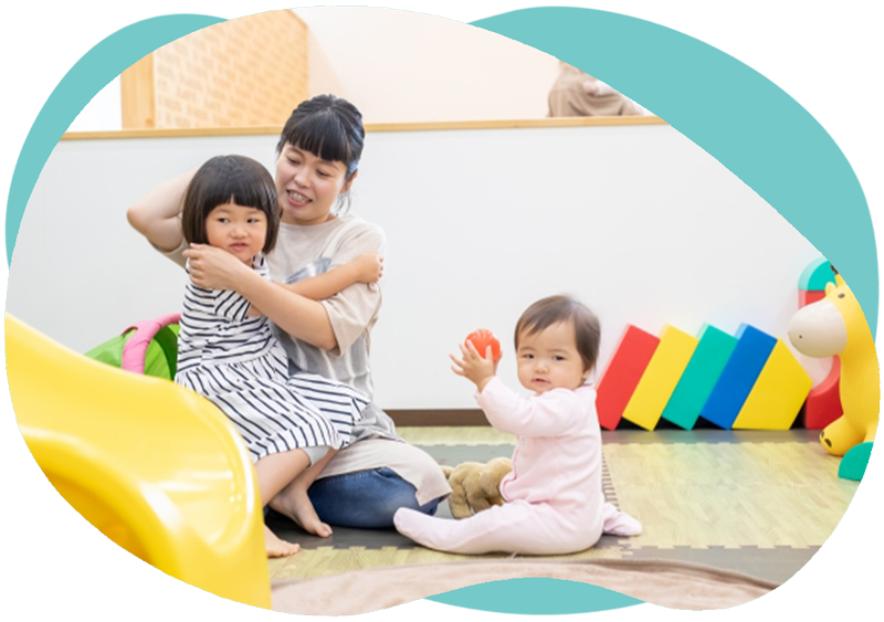 子どもの世話をする女性