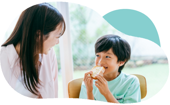 食事を楽しむ子ども